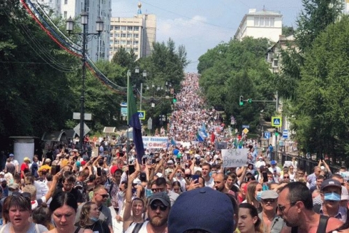 В российском Хабаровске проходит масштабный протест против Путина фото