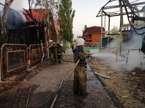 В Затоке мощный пожар уничтожил две базы отдыха: есть пострадавшие фото