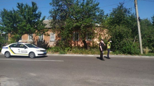 Полтаву трясет: мужчина с гранатой взял в заложники полицейского, может взорвать фото