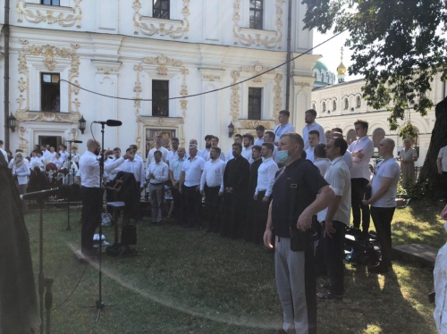 УПЦ проводит Божественную литургию в честь Дня крещения Руси фото