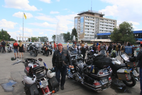 В Мелитополь в рамках мотопробега приехала пчела-байкер (ФОТО, ВИДЕО) фото