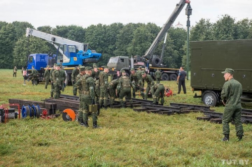 На место собрания сторонников соперницы Лукашенко согнали военных  фото