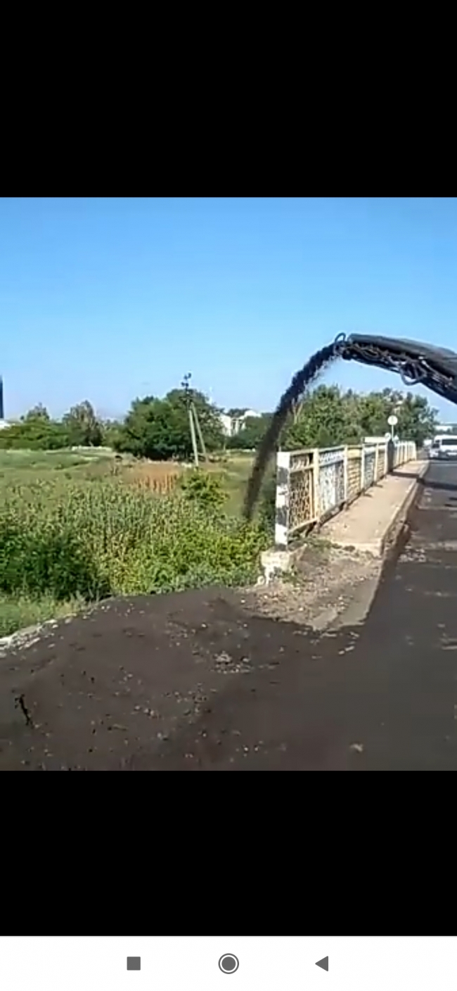 В Запорожской области накажут подрядчика, который сбрасывал асфальт в реку фото