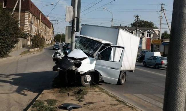 В мелитопольском селе машина снесла столб - сотни людей остались без света фото