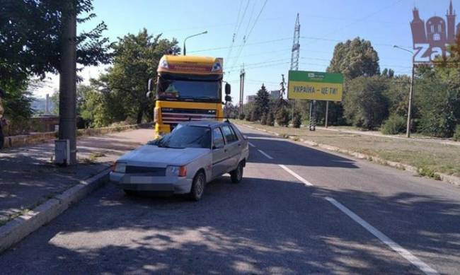 В Запорожье легковушка протаранила грузовое авто  фото