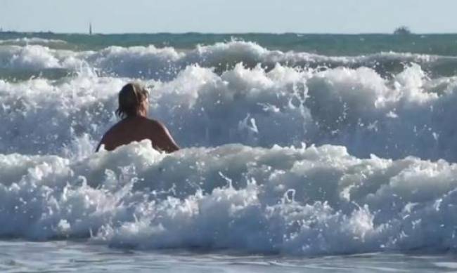 В Бердянске отдыхающие на пляже вытащили из воды труп женщины фото