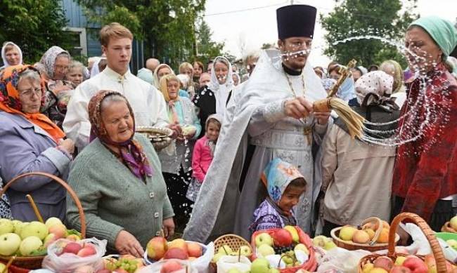 Без масок и с причастием: в храмах Мелитополя празднуют яблочный Спас фото