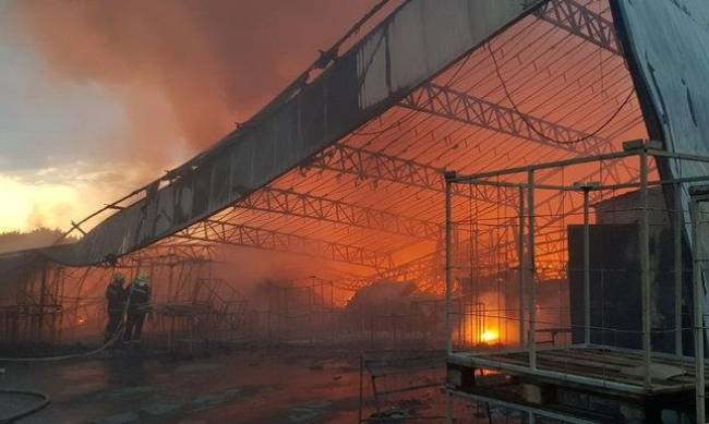 На предприятии в Харьковской области вспыхнул масштабный пожар  фото