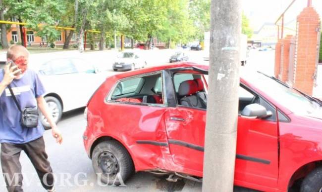 Попавшему в аварию парню понадобилась госпитализация фото