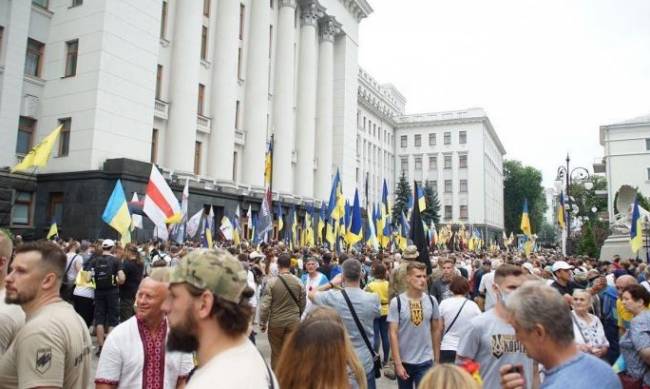 Митингующие у Офиса президента требовали принять закон о коллаборационистах фото