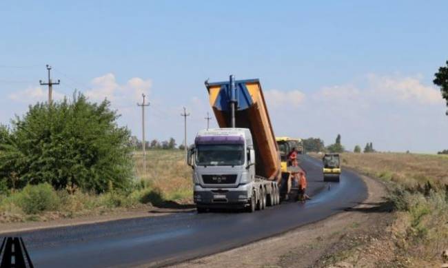 Под Запорожьем ремонтируют стратегически важную трассу фото