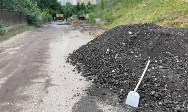 В Запорожской области пенсионер самостоятельно ремонтирует дороги в городе фото