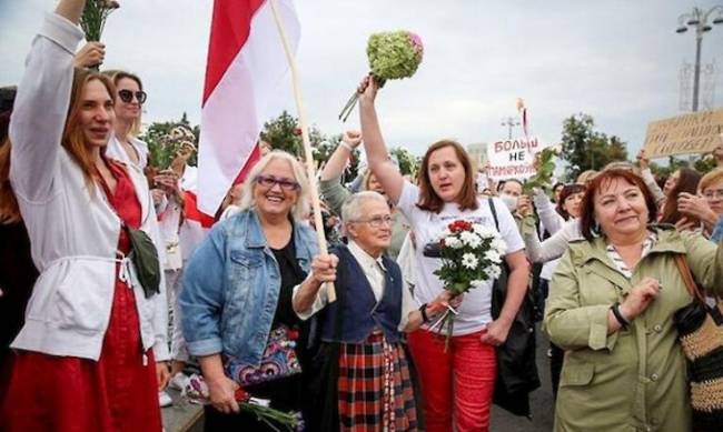 В Минске тысячи женщин вышли на гранд-марш солидарности фото