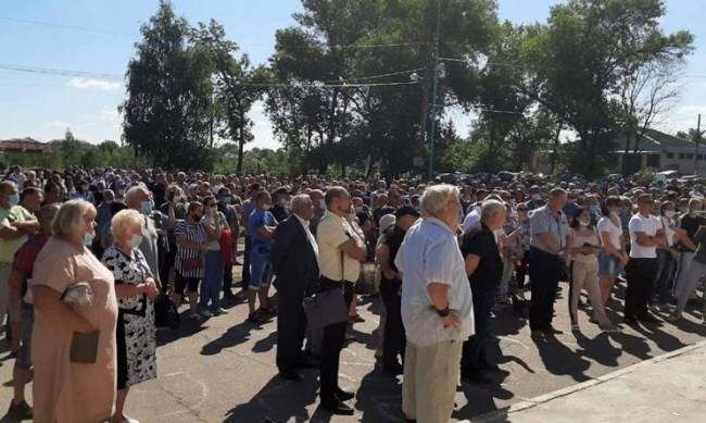 Под Харьковом 500 человек вышли на митинг против ромов фото