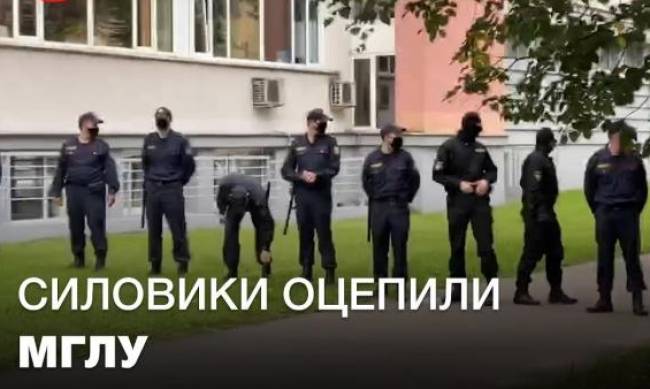 В Беларуси силовики начали окружать вузы - студенты бастуют и требуют ухода Лукашенко фото