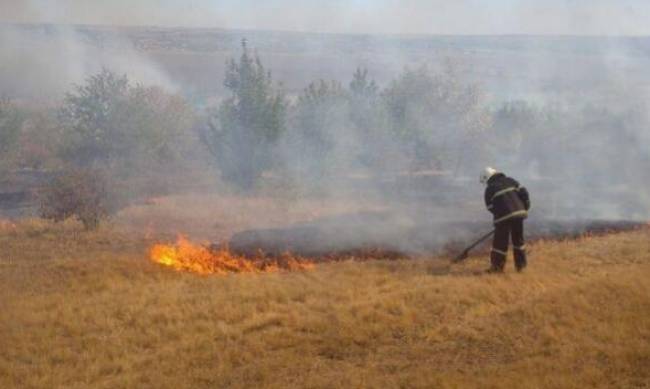 Из-за пожаров в Луганской области погиб человек, 13 домов сгорели - ГСЧС фото