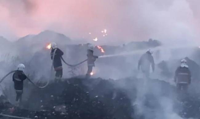 Под Полтавой горит мусорная свалка, город накрыл смог фото