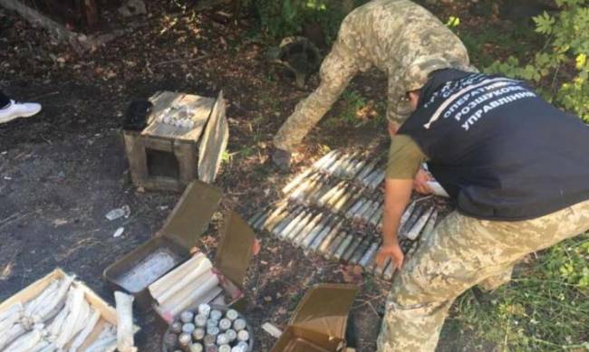 Под Мариуполем обнаружили тайник с боеприпасами и взрывчаткой фото