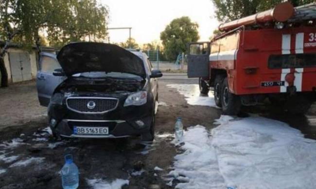 В Луганской области загорелись сразу девять автомобилей фото