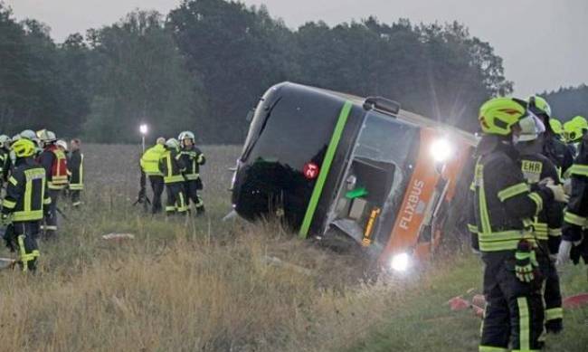 В Германии более 30 человек пострадали в ДТП с автобусом фото