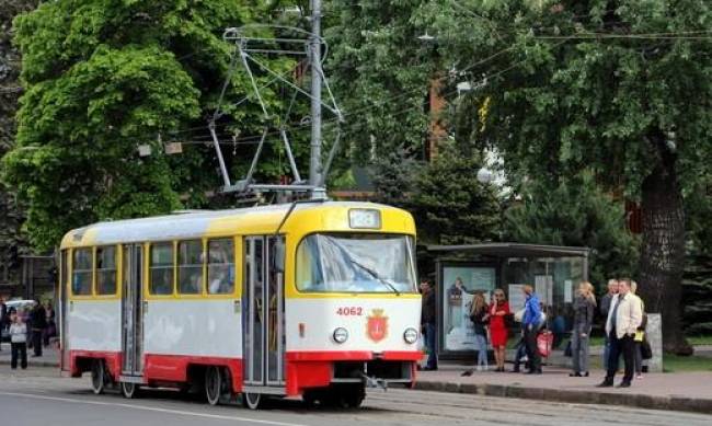 В Одессе в трамвае неадекваты избили пенсионерку: поступок водителя поразил сеть фото