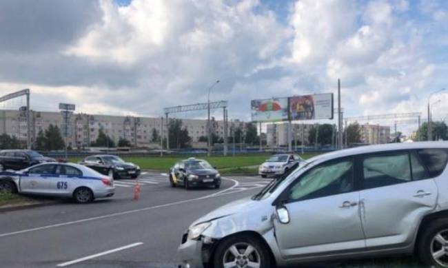 В Беларуси сопровождавший спецтехнику патруль ГАИ влетел в легковушку фото