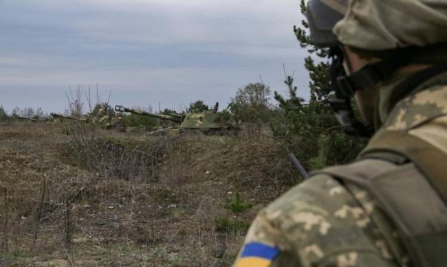 На Донбассе двое военных получили ранения в результате взрыва гранаты фото