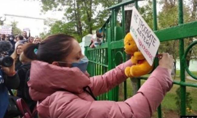 Сына белорусских активистов на сутки забрали в детский дом фото