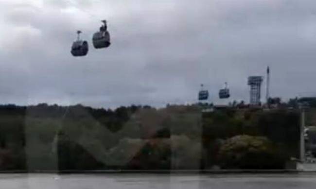 Появилось видео, как люди висят над Москвой-рекой из-за сломавшейся канатной дороги фото