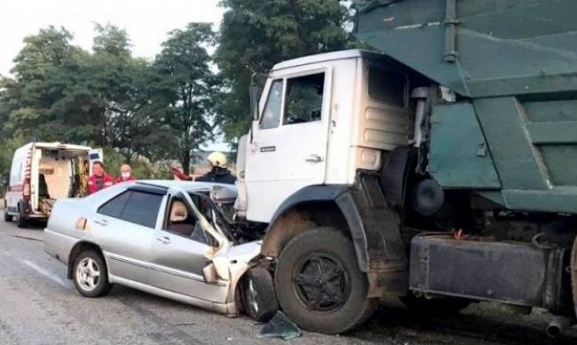 Смертельное ДТП под Киевом: автомобиль выехал на встречную полосу и врезался в грузовик фото