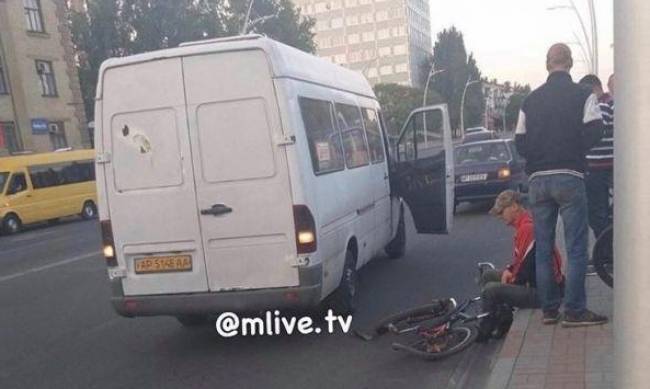 На велосипедиста, попавшего под автобус, составили протокол  фото