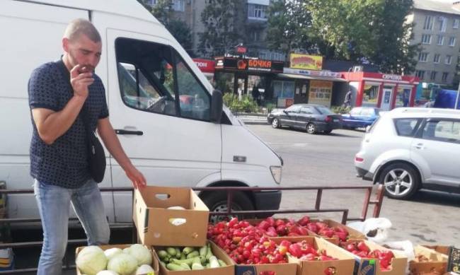 В Мелитополе стихийщик напал на полицейского фото