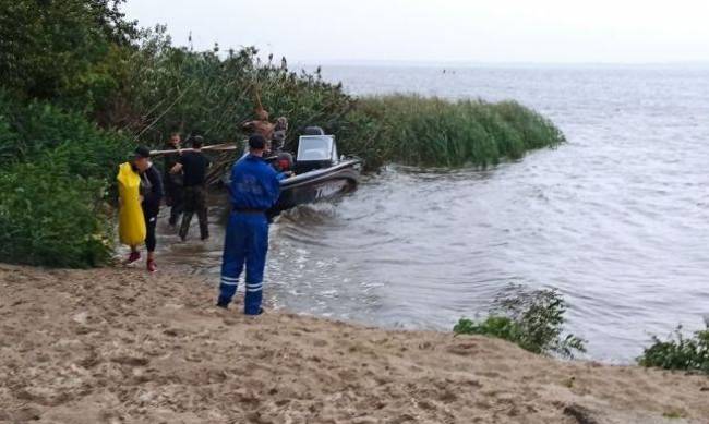 На Днепре перевернулась лодка с почти десятком людей фото