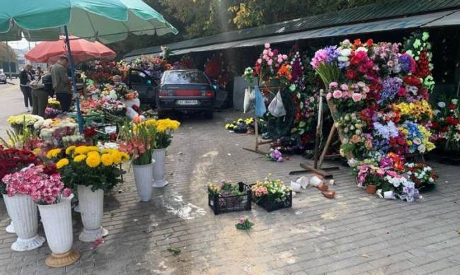 ДТП в Киеве возле Байкового кладбища: авто влетело в толпу цветочников фото