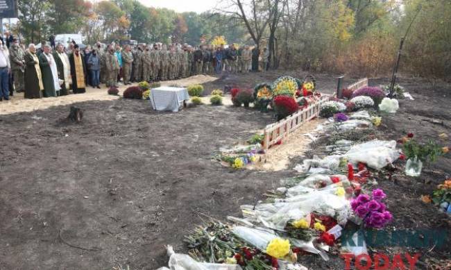 В Харькове попрощались с погибшими в катастрофе Ан-26: место трагедии усыпано цветами фото