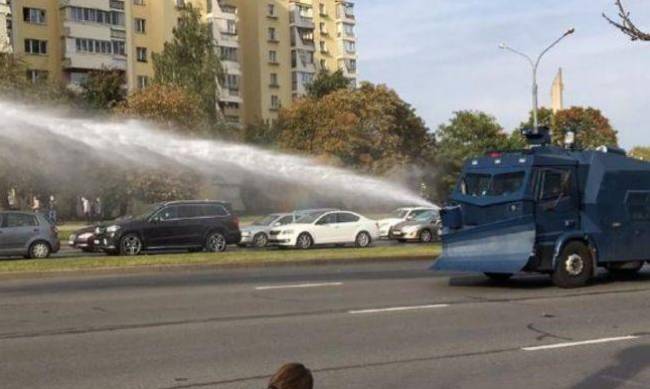 В Минске водометами разогнали протестующих фото