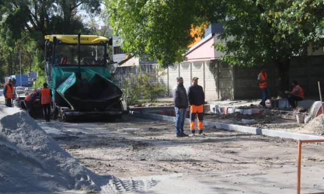 Два дня до открытия: около бассейна меняют асфальт фото