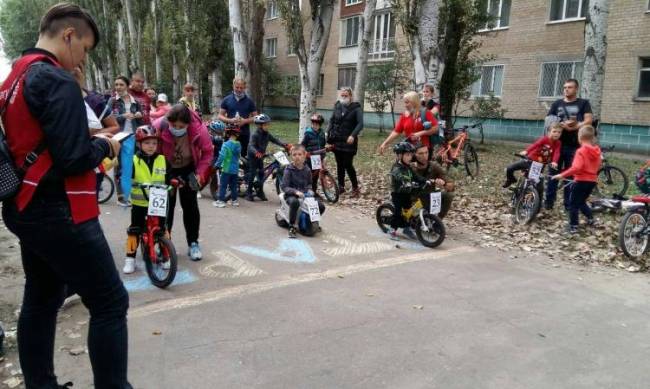 Для мелитопольской детворы устроили серьезные гонки на двухколесных (ФОТО, ВИДЕО) фото