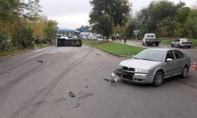 В Запорожье перевернулась маршрутка с пассажирами: появились подробности фото