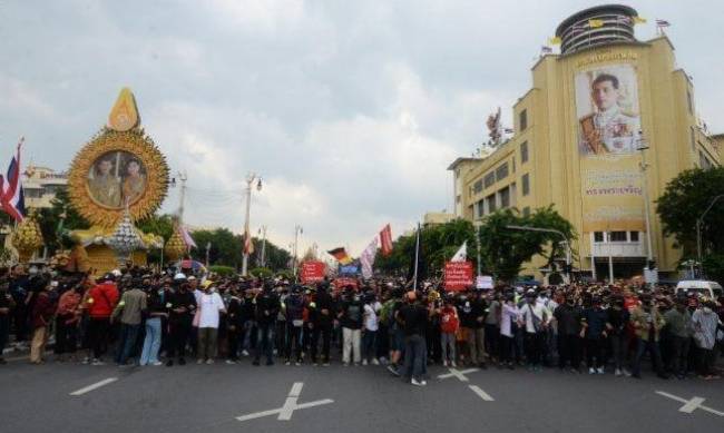 В Таиланде полиция применила водометы против демонстрантов фото