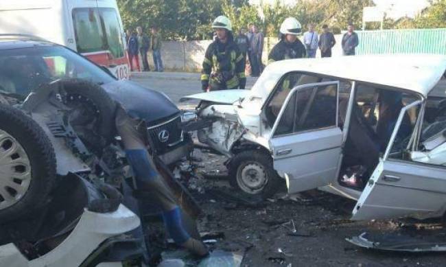 В Запорожье произошло серьезное тройное ДТП: один автомобиль перевернулся, есть пострадавшие фото