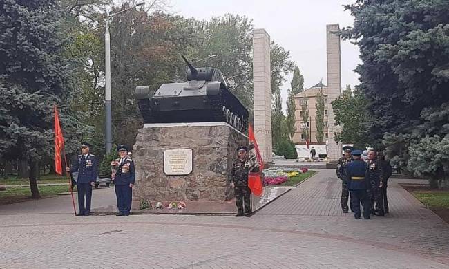 Левые силы несут почетные караулы на Братском кладбище и Аллее славы фото