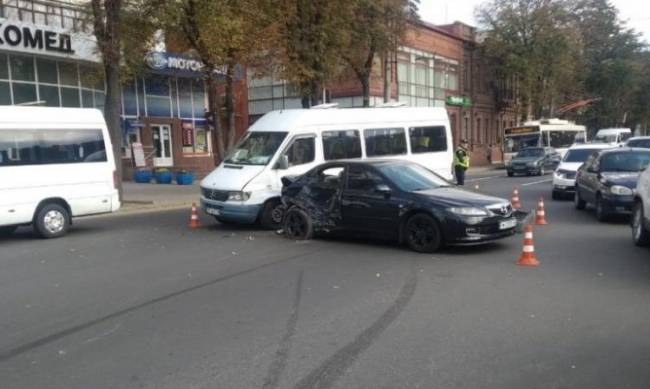 В центре Запорожья маршрутка попала в тройное ДТП фото