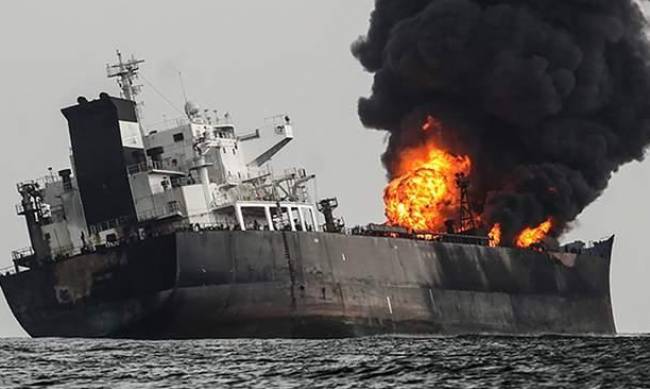 Мощный взрыв на российском танкере в Азовском море: без вести пропали три человека фото