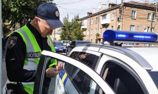 Патрульные Винницы помогли скорой, которая везла проглотившего батарейки ребенка фото