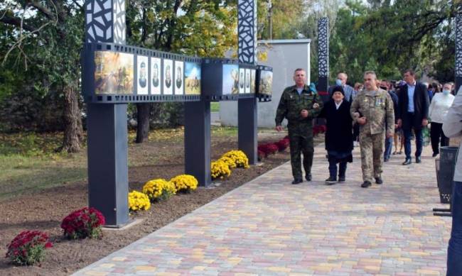 В Акимовке торжественно открыли Аллею Славы  фото