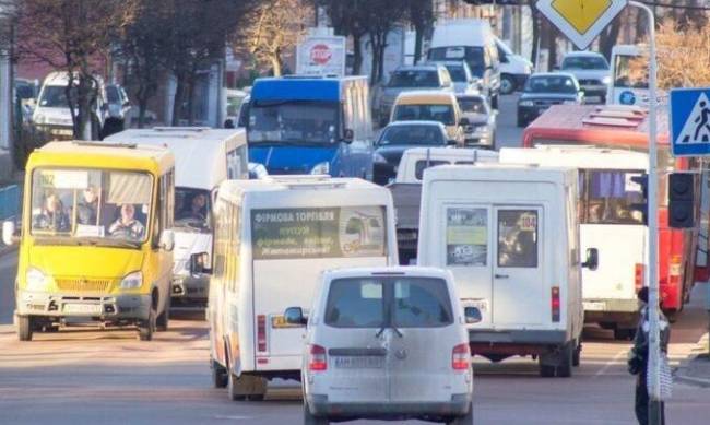 Транспортный коллапс в Запорожье: люди вынуждены стоять в километровых очередях  фото