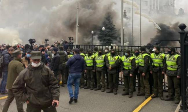 Под КС протестуют против скандального решения о декларациях фото