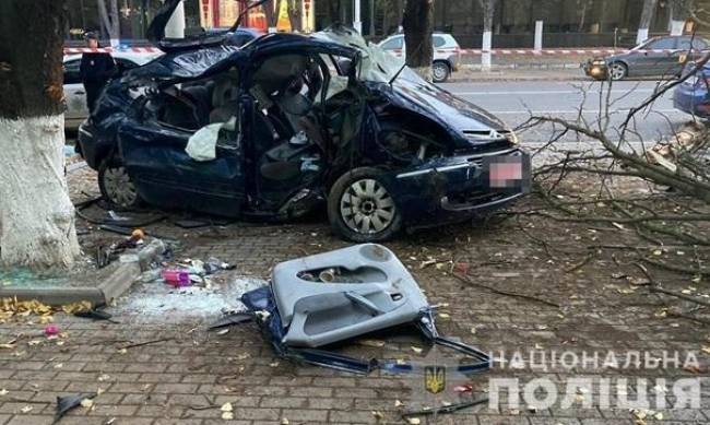 На Одесчине авто с пьяным водителем врезалось в дерево: двое погибших фото