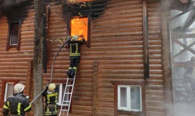 В Житомирской области загорелся гостинично-ресторанный комплекс фото